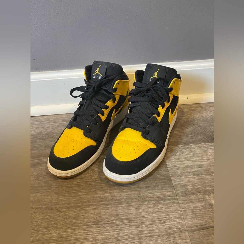 Air Jordan 1 Retro Mid “New Love”